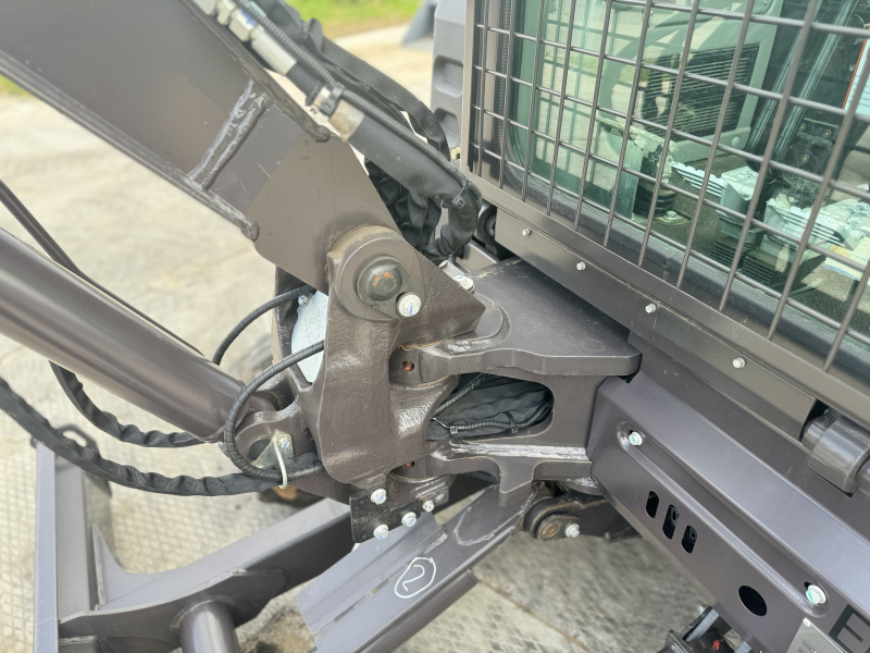 Мини-экскаватор QUADTRAC E40 PRO (4т, кабина, A/C, квикаплер, бур, 3 ковша. Гидравлический прижим) HV Market