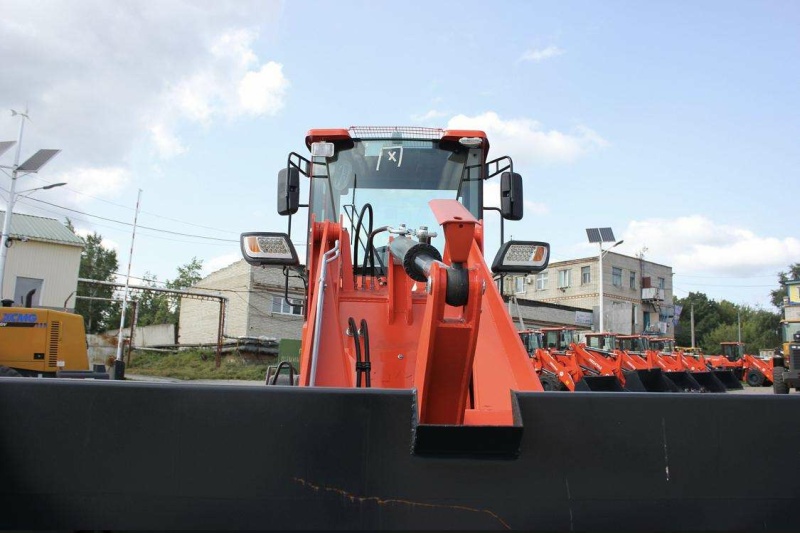 Фронтальный погрузчик МТК 300 с удлиненной стрелой