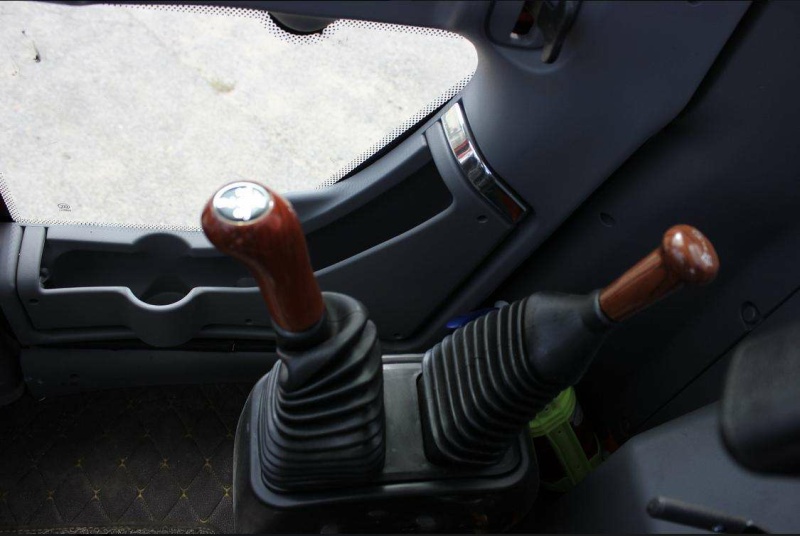 Фронтальный погрузчик МТК 300 с удлиненной стрелой