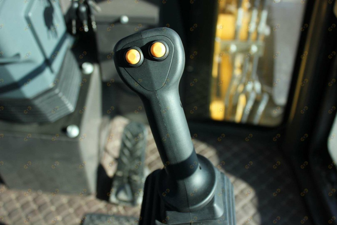 Экскаватор-погрузчик MTK T24/24, мощность двигателя 105 кВт