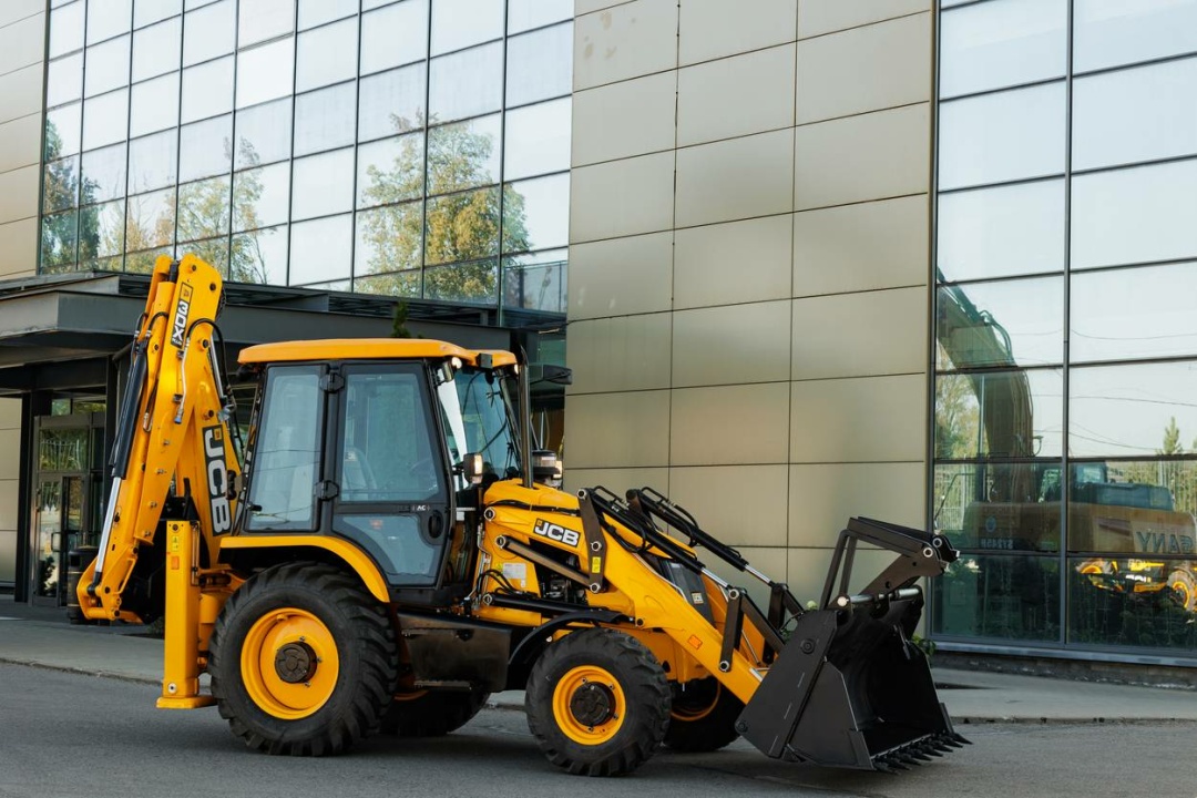 Экскаватор-погрузчик JCB 3DX Plus (Индия), мощность двигателя 68 кВт, эксплуатационная масса 8150 кг
