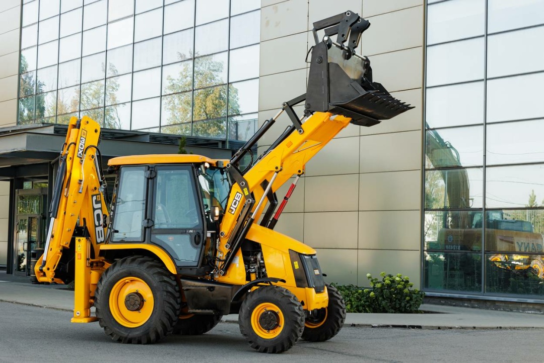 Экскаватор-погрузчик JCB 3DX Plus (Индия), мощность двигателя 68 кВт, эксплуатационная масса 8150 кг