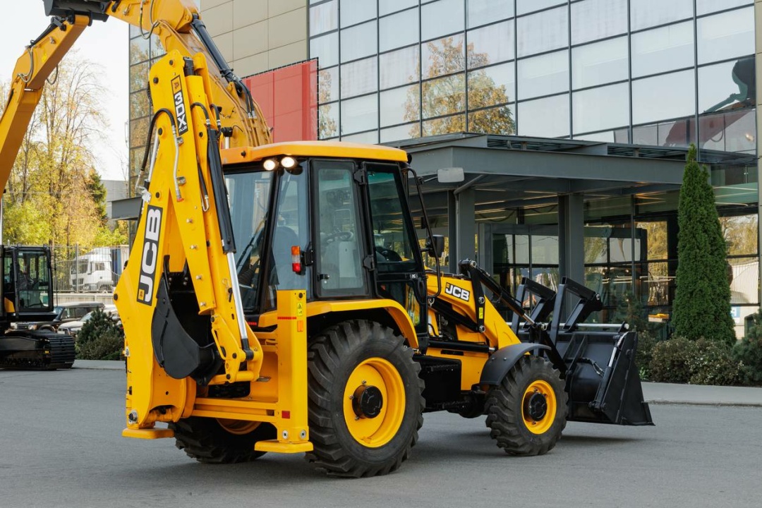 Экскаватор-погрузчик JCB 3DX Plus (Индия), мощность двигателя 68 кВт, эксплуатационная масса 8150 кг