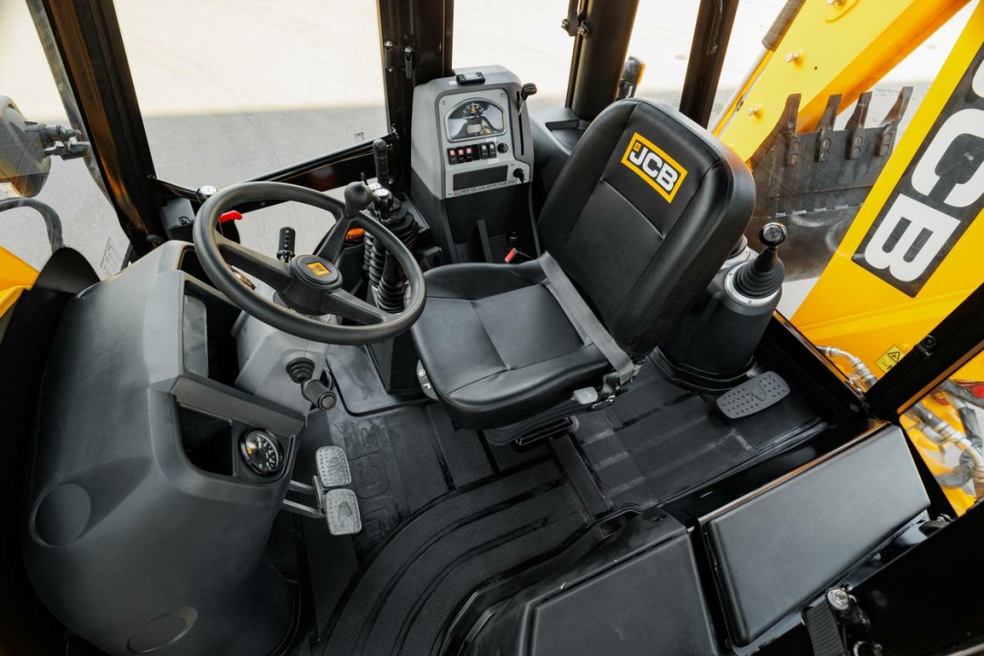 Экскаватор-погрузчик JCB 3DX Plus (Индия), мощность двигателя 68 кВт, эксплуатационная масса 8150 кг