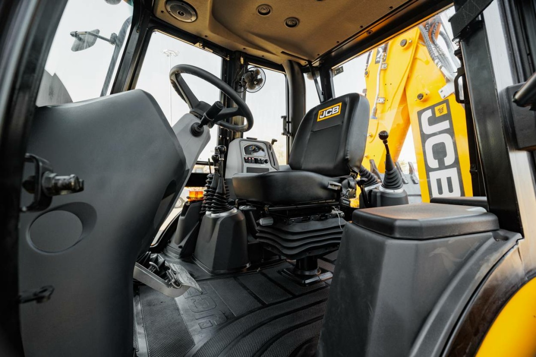 Экскаватор-погрузчик JCB 3DX Plus (Индия), мощность двигателя 68 кВт, эксплуатационная масса 8150 кг