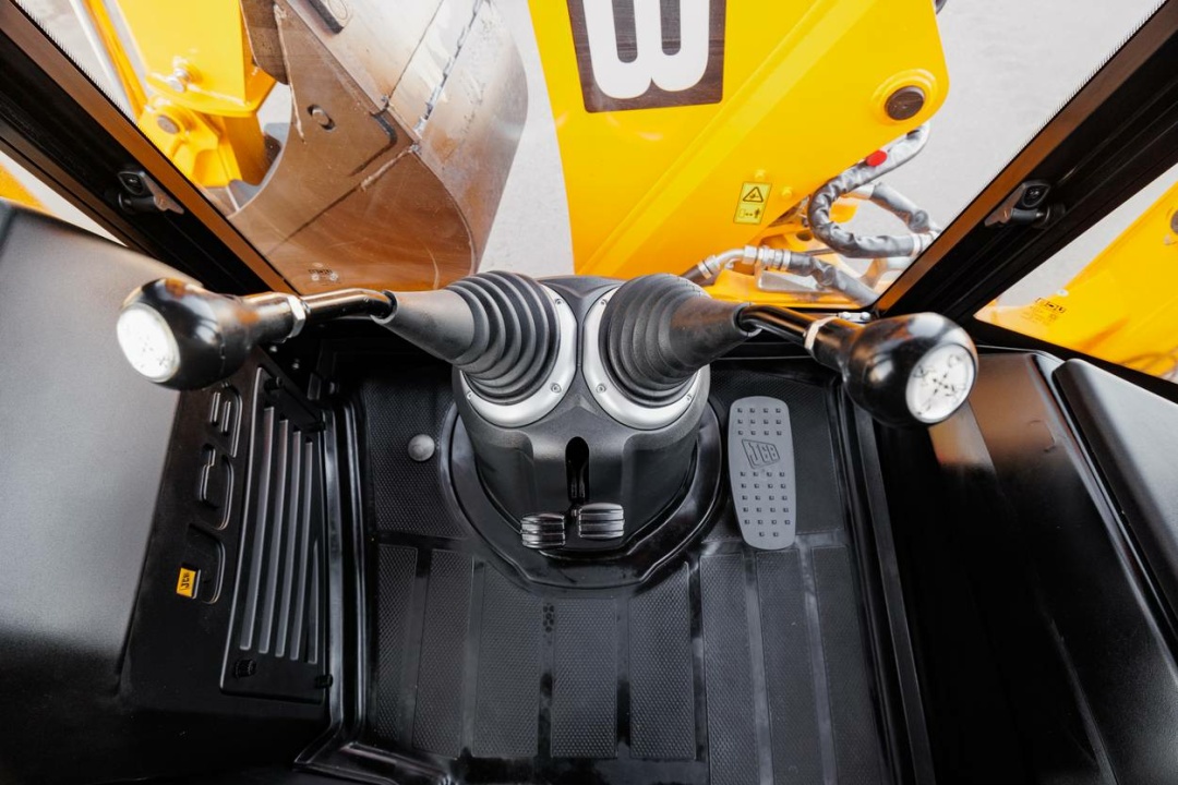 Экскаватор-погрузчик JCB 3DX Plus (Индия), мощность двигателя 68 кВт, эксплуатационная масса 8150 кг