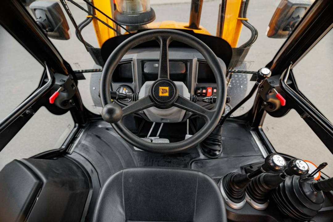 Экскаватор-погрузчик JCB 3DX Plus (Индия), мощность двигателя 68 кВт, эксплуатационная масса 8150 кг