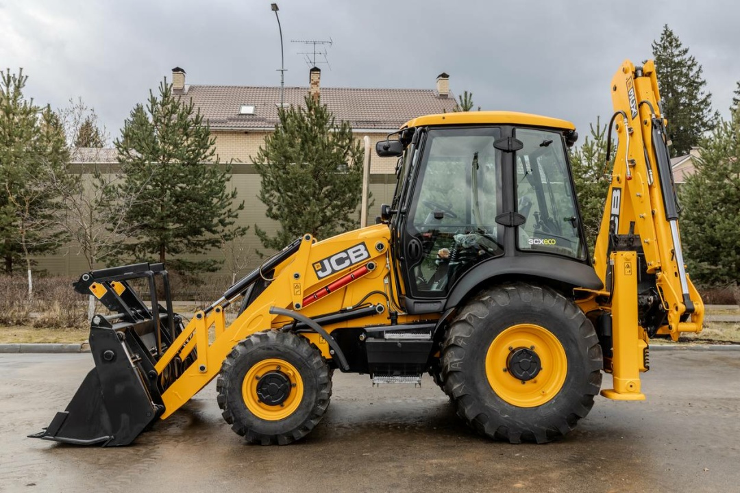 Экскаватор-погрузчик JCB 3CX (Англия), мощность двигателя 68.6 кВт, эксплуатационная масса 8136 кг