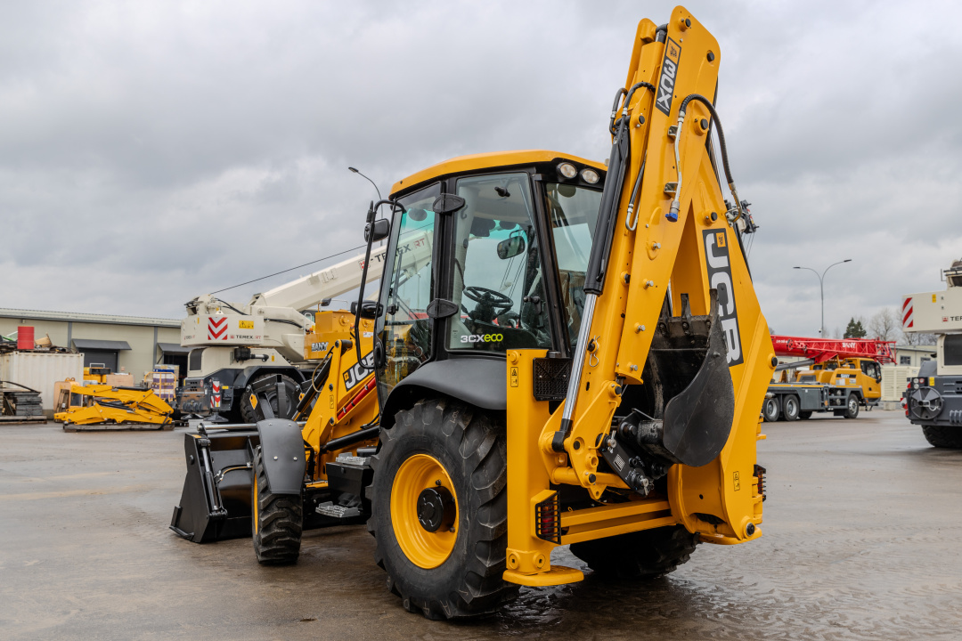 Экскаватор-погрузчик JCB 3CX (Англия), мощность двигателя 68.6 кВт, эксплуатационная масса 8136 кг