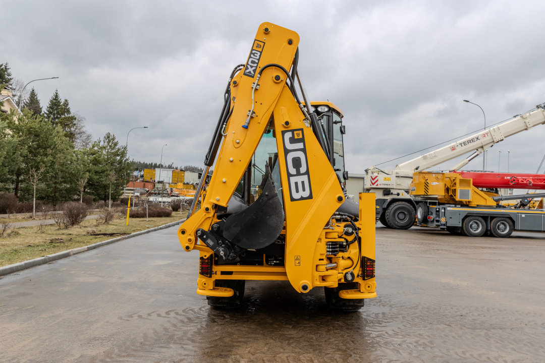 Экскаватор-погрузчик JCB 3CX (Англия), мощность двигателя 68.6 кВт, эксплуатационная масса 8136 кг