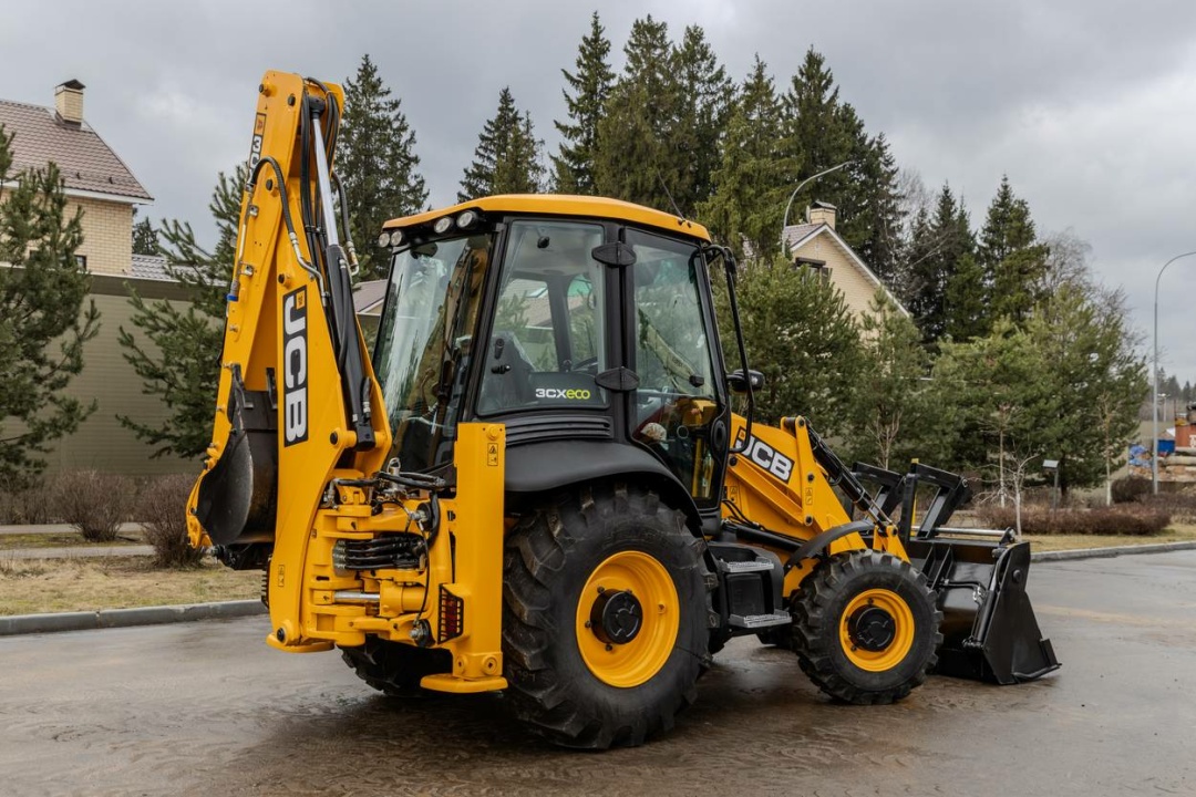 Экскаватор-погрузчик JCB 3CX (Англия), мощность двигателя 68.6 кВт, эксплуатационная масса 8136 кг