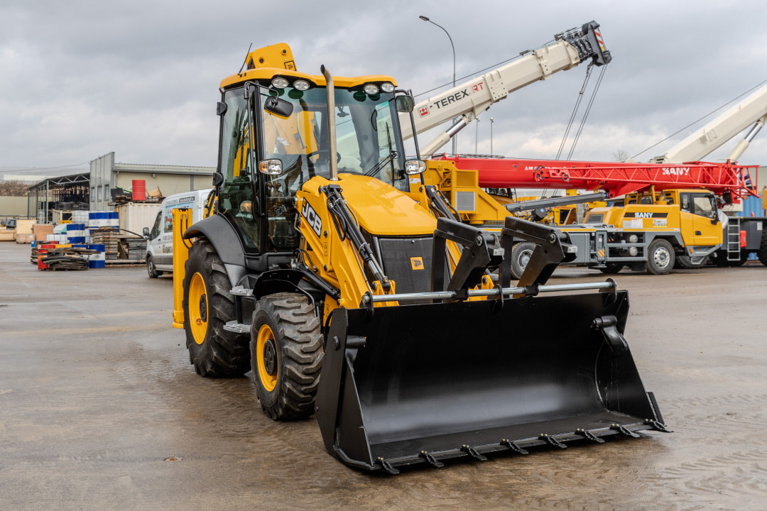 Экскаватор-погрузчик JCB 3CX (Англия), мощность двигателя 68.6 кВт, эксплуатационная масса 8136 кг