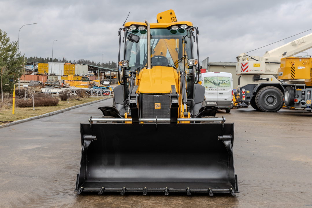 Экскаватор-погрузчик JCB 3CX (Англия), мощность двигателя 68.6 кВт, эксплуатационная масса 8136 кг