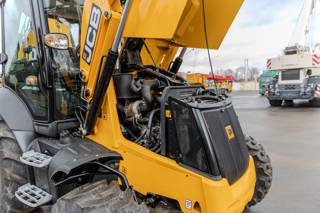 Экскаватор-погрузчик JCB 3CX (Англия), мощность двигателя 68.6 кВт, эксплуатационная масса 8136 кг