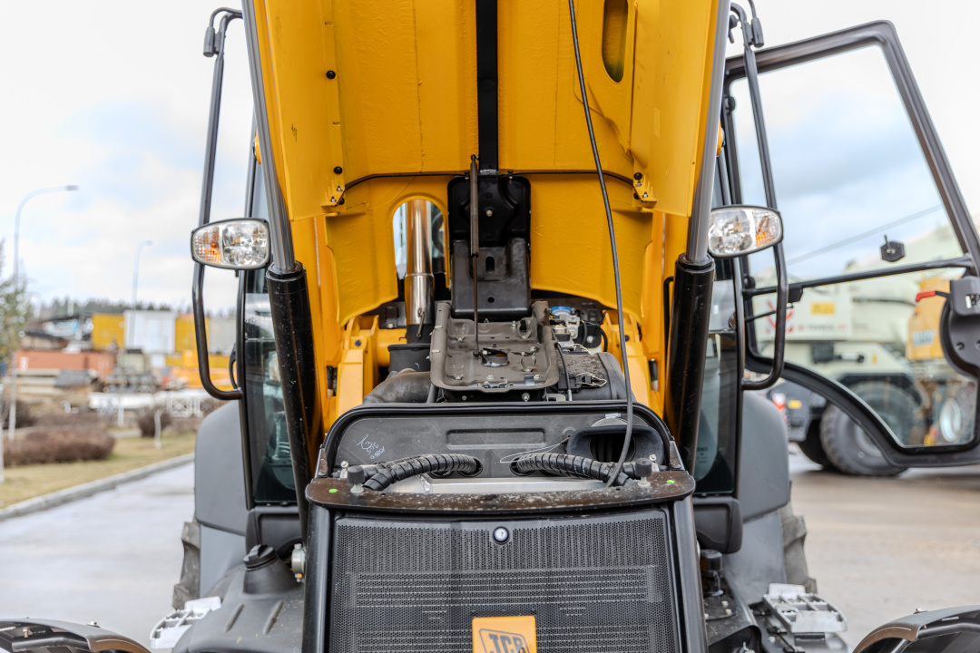 Экскаватор-погрузчик JCB 3CX (Англия), мощность двигателя 68.6 кВт, эксплуатационная масса 8136 кг