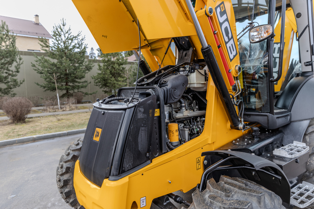 Экскаватор-погрузчик JCB 3CX (Англия), мощность двигателя 68.6 кВт, эксплуатационная масса 8136 кг