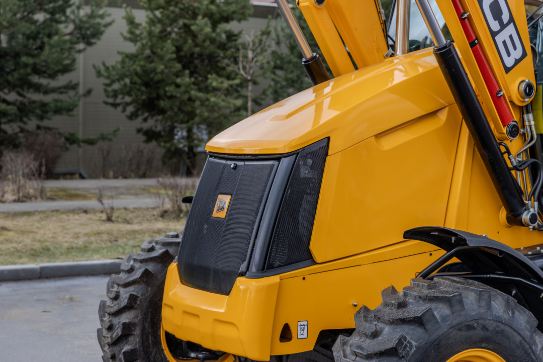Экскаватор-погрузчик JCB 3CX (Англия), мощность двигателя 68.6 кВт, эксплуатационная масса 8136 кг