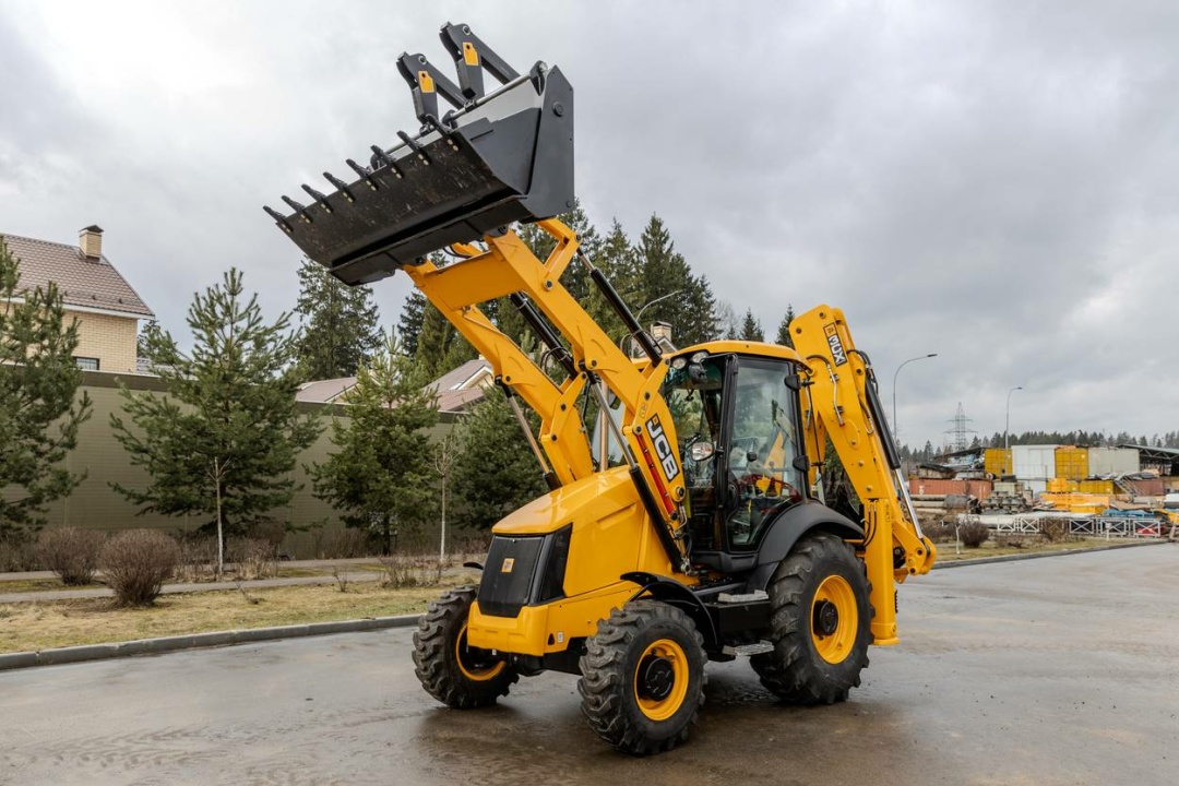 Экскаватор-погрузчик JCB 3CX (Англия), мощность двигателя 68.6 кВт, эксплуатационная масса 8136 кг
