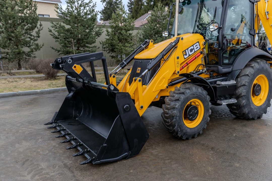 Экскаватор-погрузчик JCB 3CX (Англия), мощность двигателя 68.6 кВт, эксплуатационная масса 8136 кг