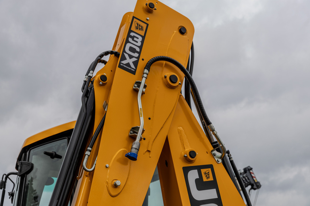 Экскаватор-погрузчик JCB 3CX (Англия), мощность двигателя 68.6 кВт, эксплуатационная масса 8136 кг