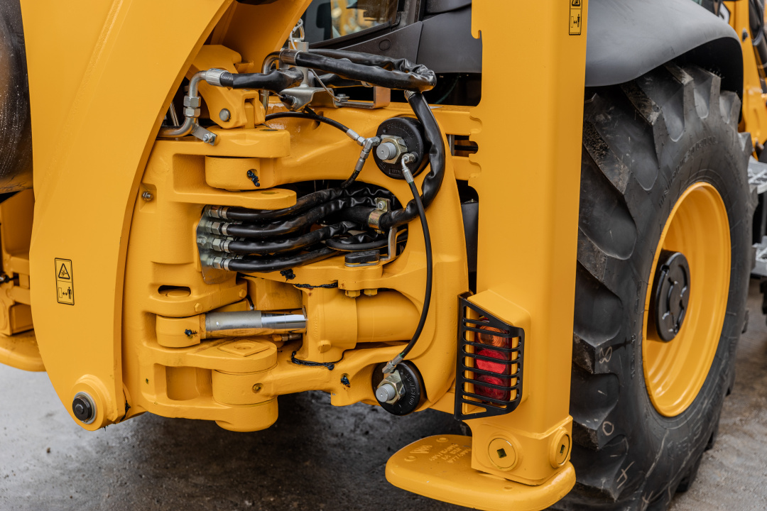 Экскаватор-погрузчик JCB 3CX (Англия), мощность двигателя 68.6 кВт, эксплуатационная масса 8136 кг