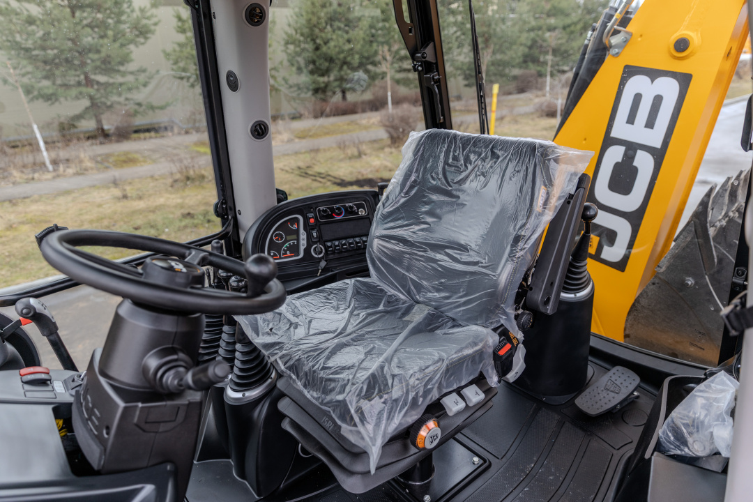 Экскаватор-погрузчик JCB 3CX (Англия), мощность двигателя 68.6 кВт, эксплуатационная масса 8136 кг