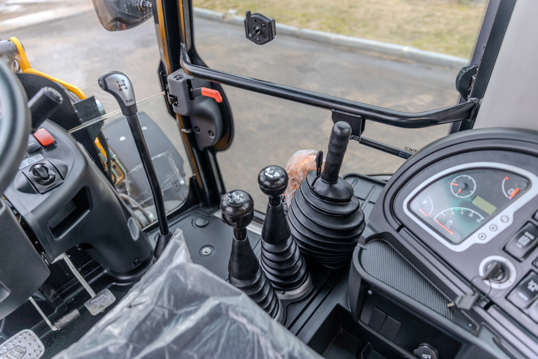 Экскаватор-погрузчик JCB 3CX (Англия), мощность двигателя 68.6 кВт, эксплуатационная масса 8136 кг