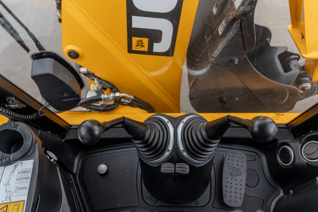 Экскаватор-погрузчик JCB 3CX (Англия), мощность двигателя 68.6 кВт, эксплуатационная масса 8136 кг