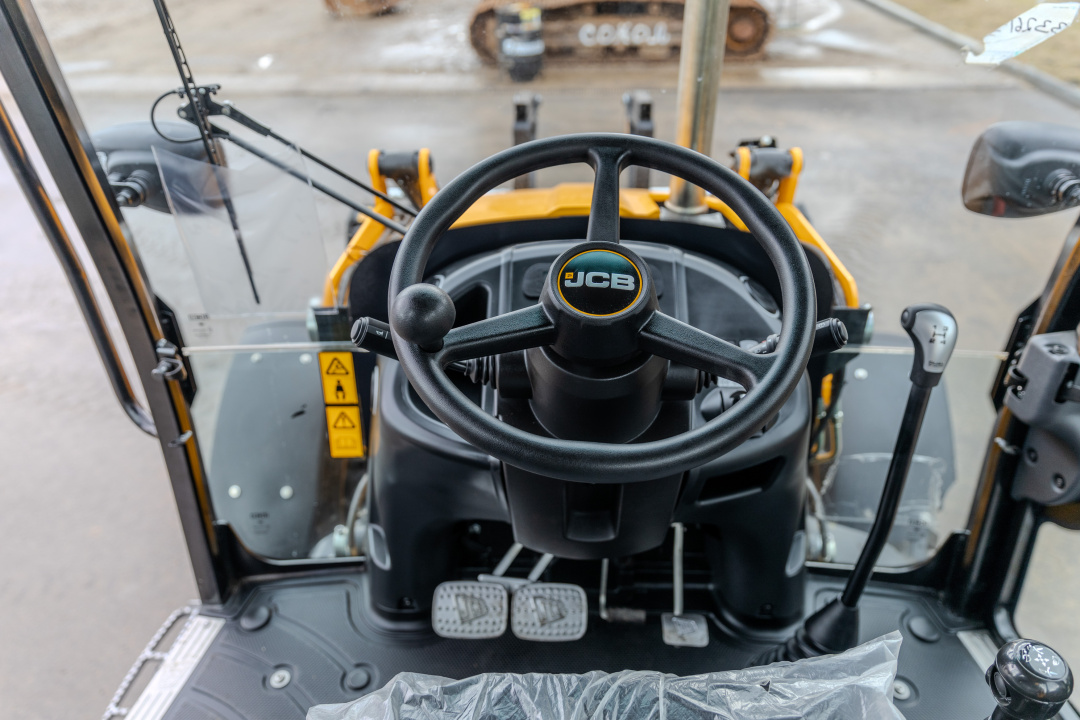 Экскаватор-погрузчик JCB 3CX (Англия), мощность двигателя 68.6 кВт, эксплуатационная масса 8136 кг