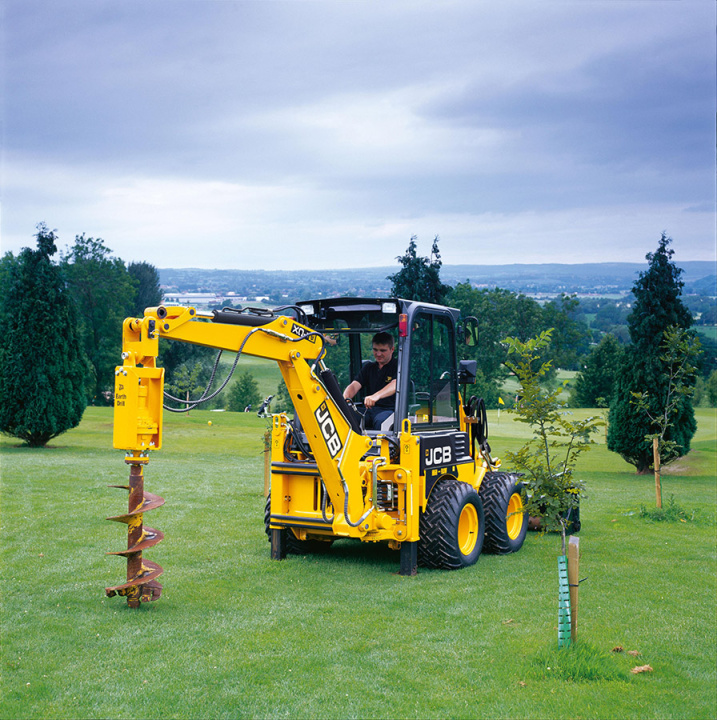 Экскаватор-погрузчик JCB 1CX, мощность двигателя 36.3 кВт, эксплуатационная масса 2850 кг