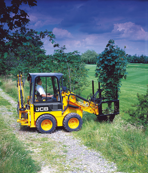Экскаватор-погрузчик JCB 1CX, мощность двигателя 36.3 кВт, эксплуатационная масса 2850 кг