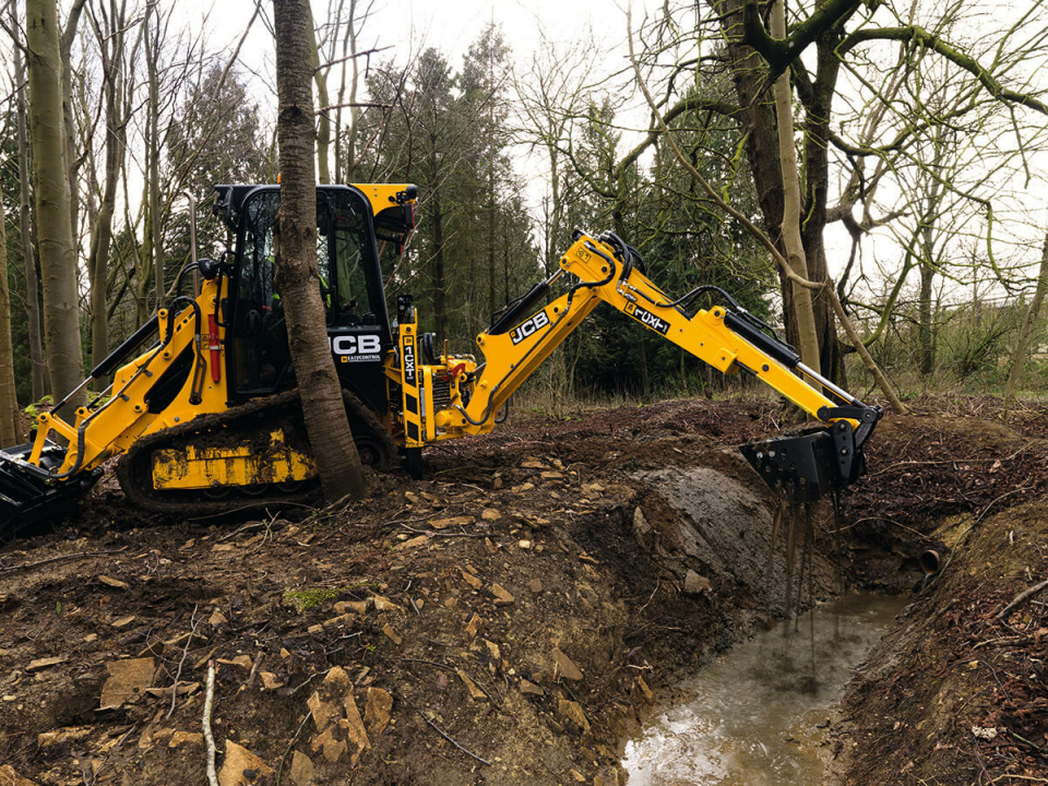 Экскаватор-погрузчик JCB 1CXT, мощность двигателя 36.6 кВт, эксплуатационная масса 4342 кг