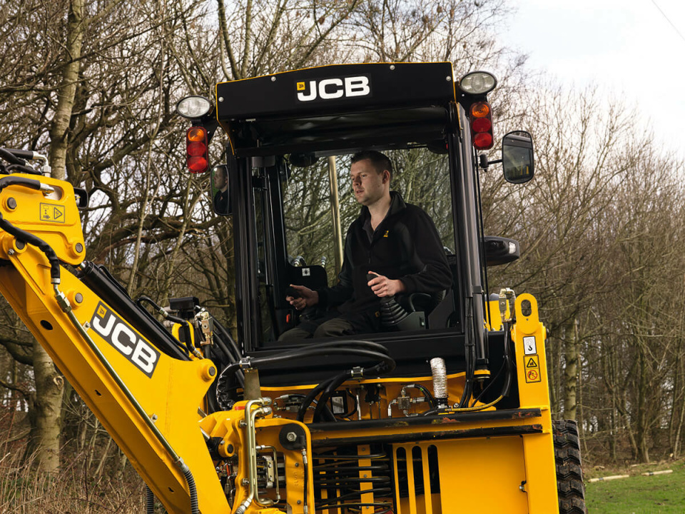 Экскаватор-погрузчик JCB 1CXT, мощность двигателя 36.6 кВт, эксплуатационная масса 4342 кг
