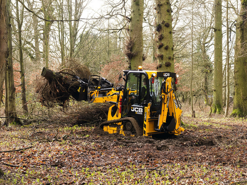 Экскаватор-погрузчик JCB 1CXT, мощность двигателя 36.6 кВт, эксплуатационная масса 4342 кг