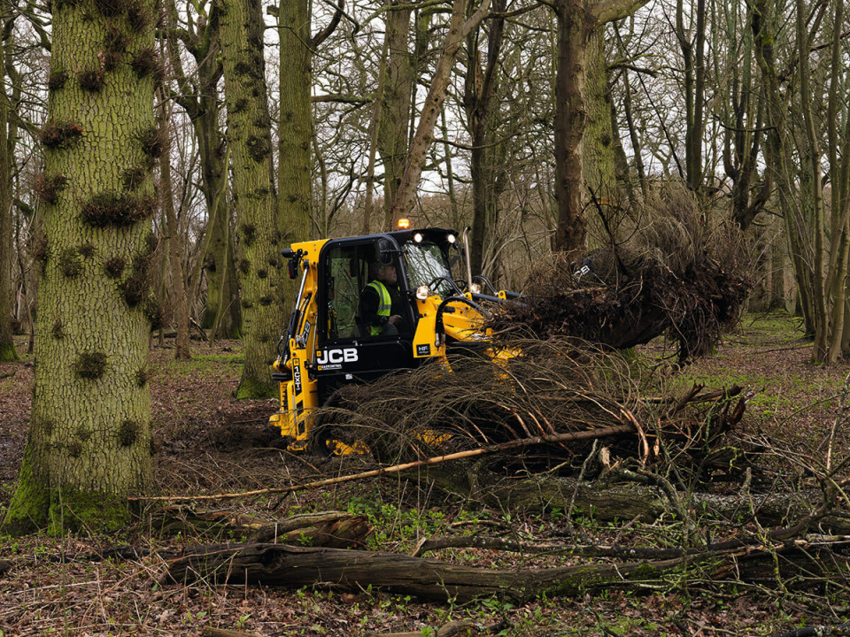 Экскаватор-погрузчик JCB 1CXT, мощность двигателя 36.6 кВт, эксплуатационная масса 4342 кг