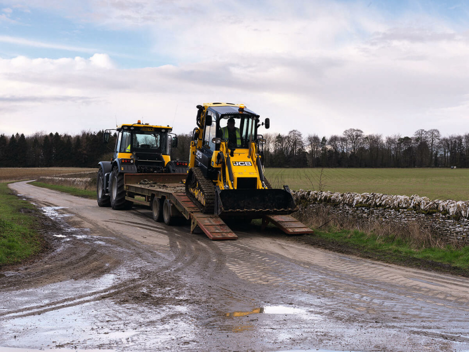 Экскаватор-погрузчик JCB 1CXT, мощность двигателя 36.6 кВт, эксплуатационная масса 4342 кг