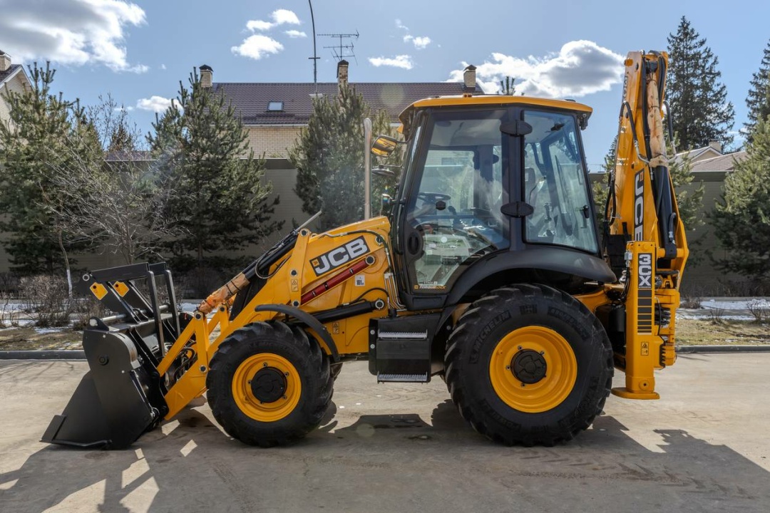Экскаватор-погрузчик JCB 3CX Stage V, мощность двигателя 81 кВт, эксплуатационная масса 8600 кг