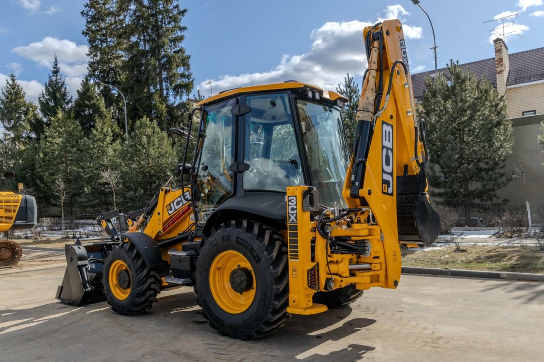 Экскаватор-погрузчик JCB 3CX Stage V, мощность двигателя 81 кВт, эксплуатационная масса 8600 кг