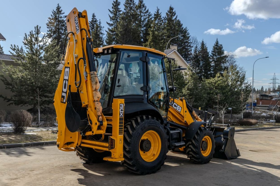 Экскаватор-погрузчик JCB 3CX Stage V, мощность двигателя 81 кВт, эксплуатационная масса 8600 кг