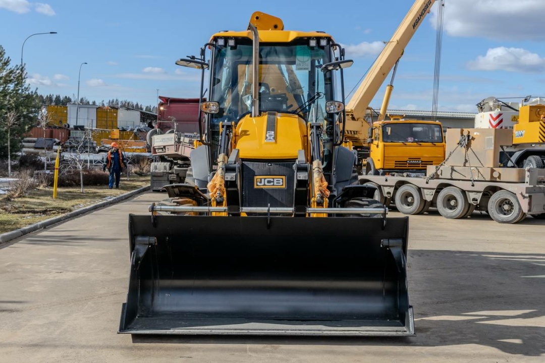 Экскаватор-погрузчик JCB 3CX Stage V, мощность двигателя 81 кВт, эксплуатационная масса 8600 кг