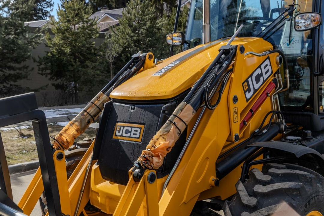 Экскаватор-погрузчик JCB 3CX Stage V, мощность двигателя 81 кВт, эксплуатационная масса 8600 кг