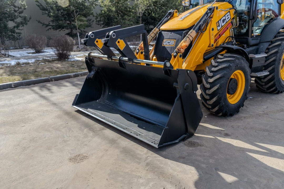 Экскаватор-погрузчик JCB 3CX Stage V, мощность двигателя 81 кВт, эксплуатационная масса 8600 кг