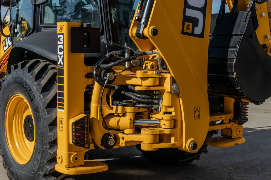 Экскаватор-погрузчик JCB 3CX Stage V, мощность двигателя 81 кВт, эксплуатационная масса 8600 кг