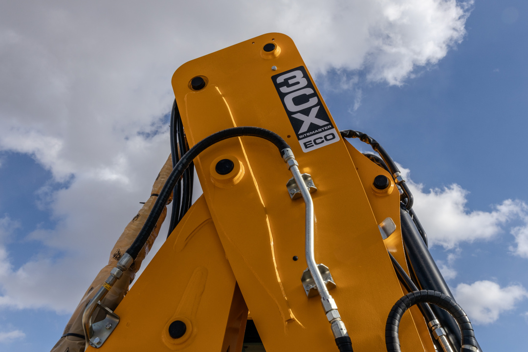 Экскаватор-погрузчик JCB 3CX Stage V, мощность двигателя 81 кВт, эксплуатационная масса 8600 кг
