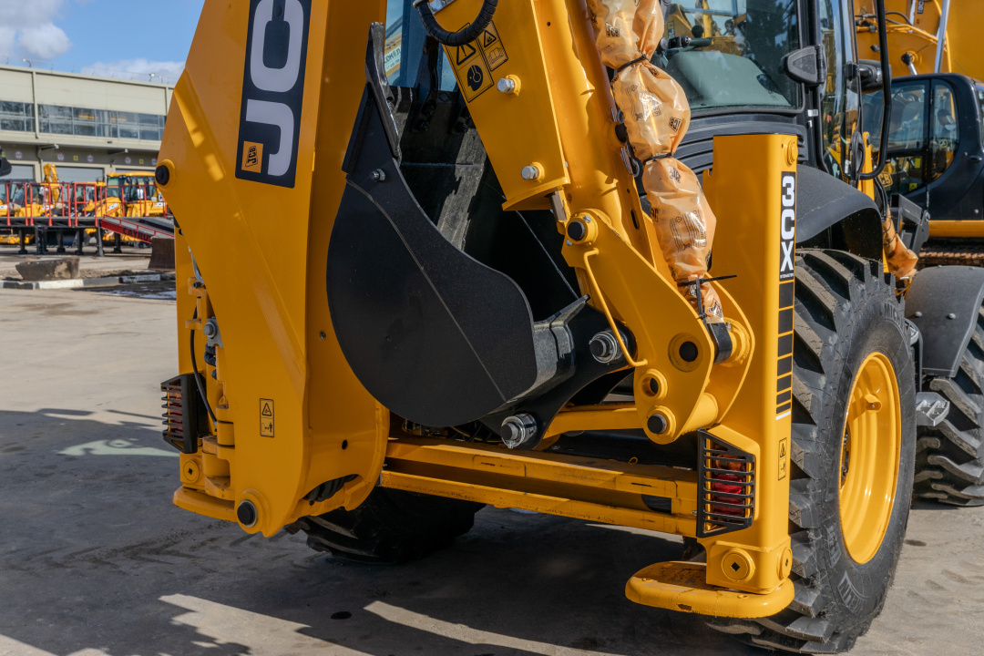 Экскаватор-погрузчик JCB 3CX Stage V, мощность двигателя 81 кВт, эксплуатационная масса 8600 кг