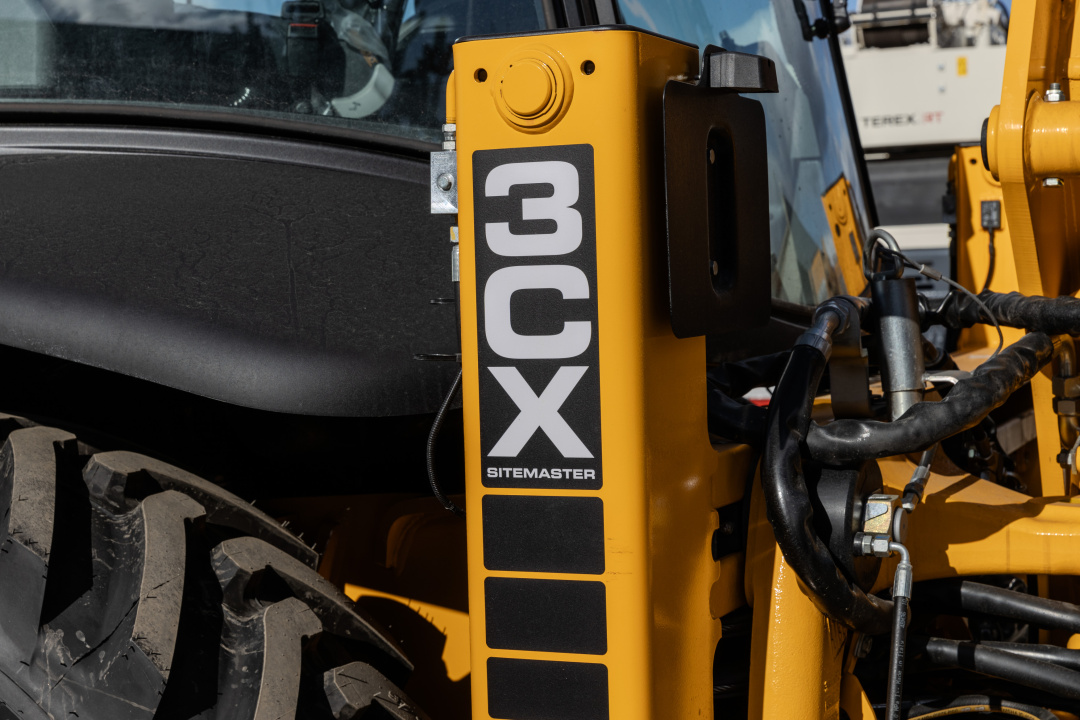 Экскаватор-погрузчик JCB 3CX Stage V, мощность двигателя 81 кВт, эксплуатационная масса 8600 кг