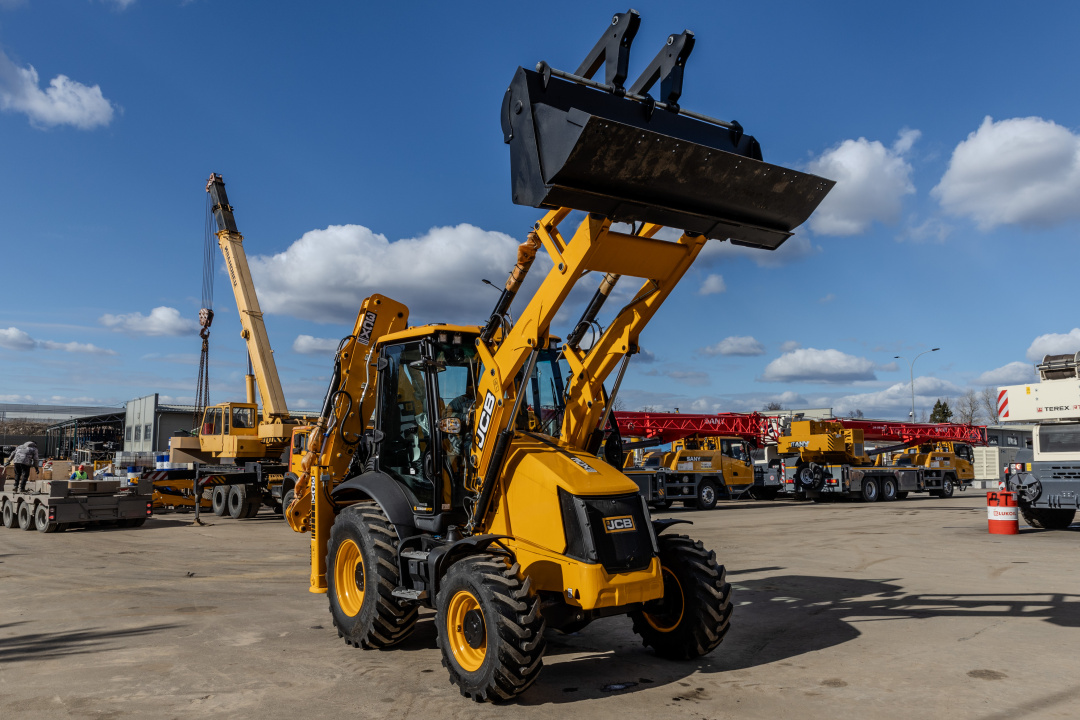 Экскаватор-погрузчик JCB 3CX Stage V, мощность двигателя 81 кВт, эксплуатационная масса 8600 кг