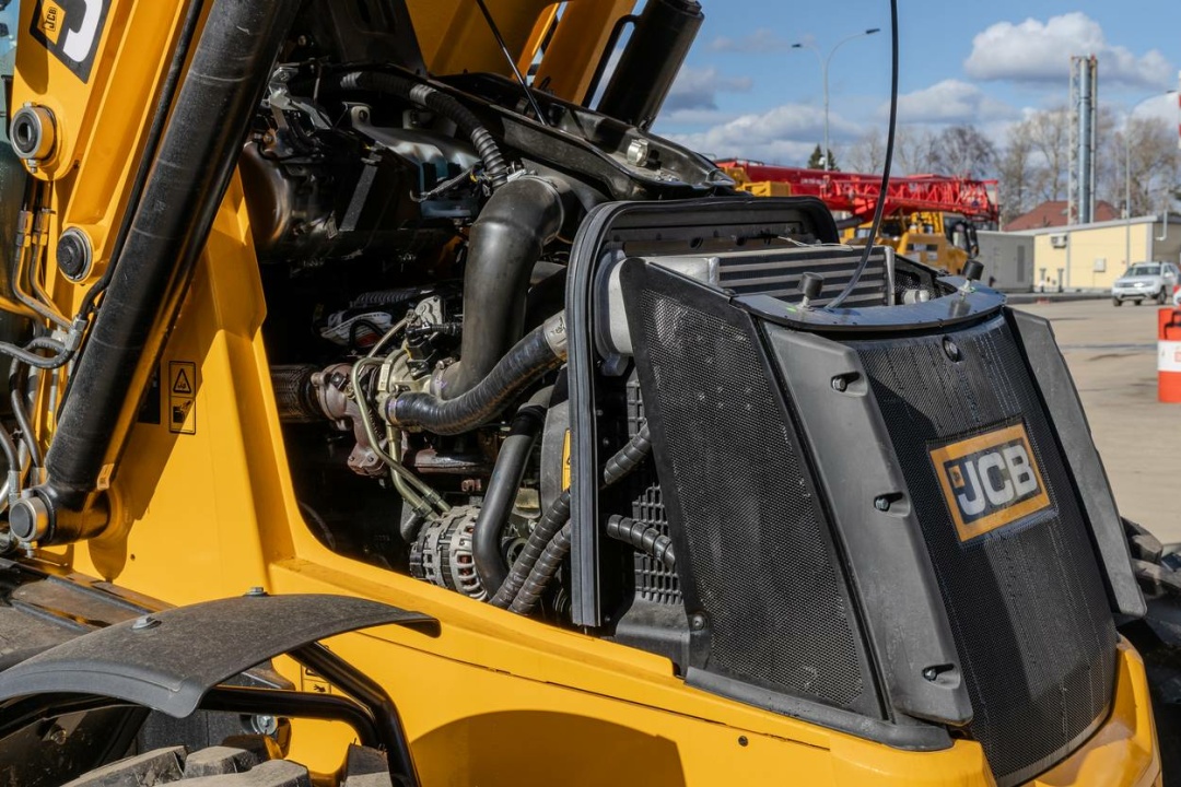 Экскаватор-погрузчик JCB 3CX Stage V, мощность двигателя 81 кВт, эксплуатационная масса 8600 кг