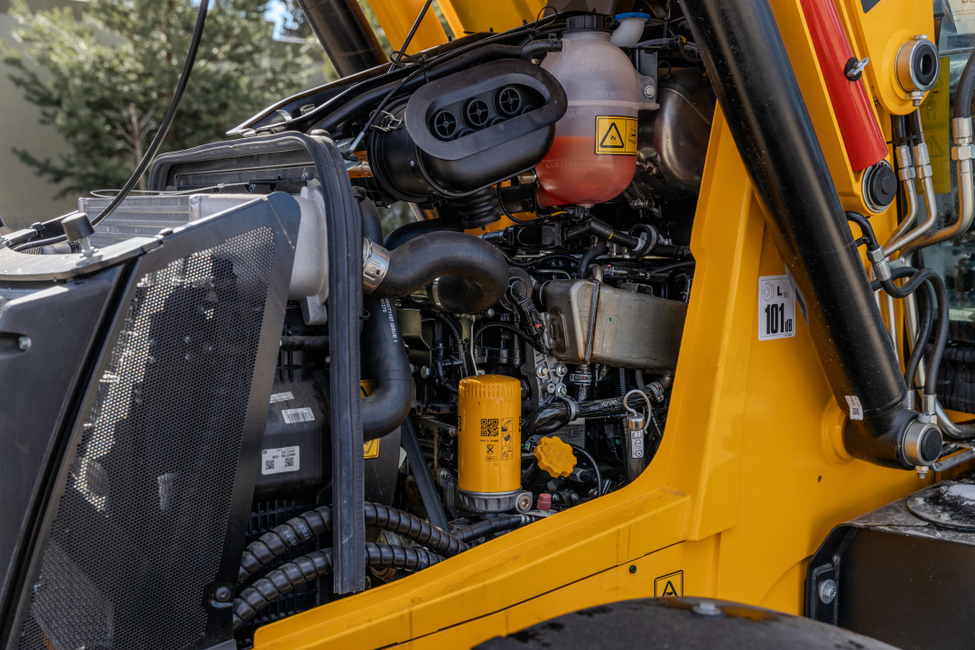 Экскаватор-погрузчик JCB 3CX Stage V, мощность двигателя 81 кВт, эксплуатационная масса 8600 кг