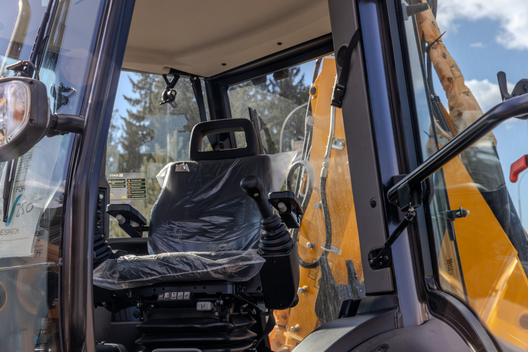 Экскаватор-погрузчик JCB 3CX Stage V, мощность двигателя 81 кВт, эксплуатационная масса 8600 кг